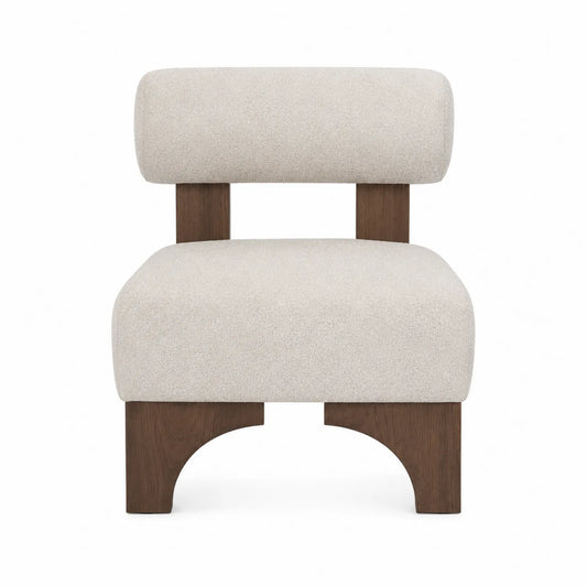 Silla de tela beige con base de madera