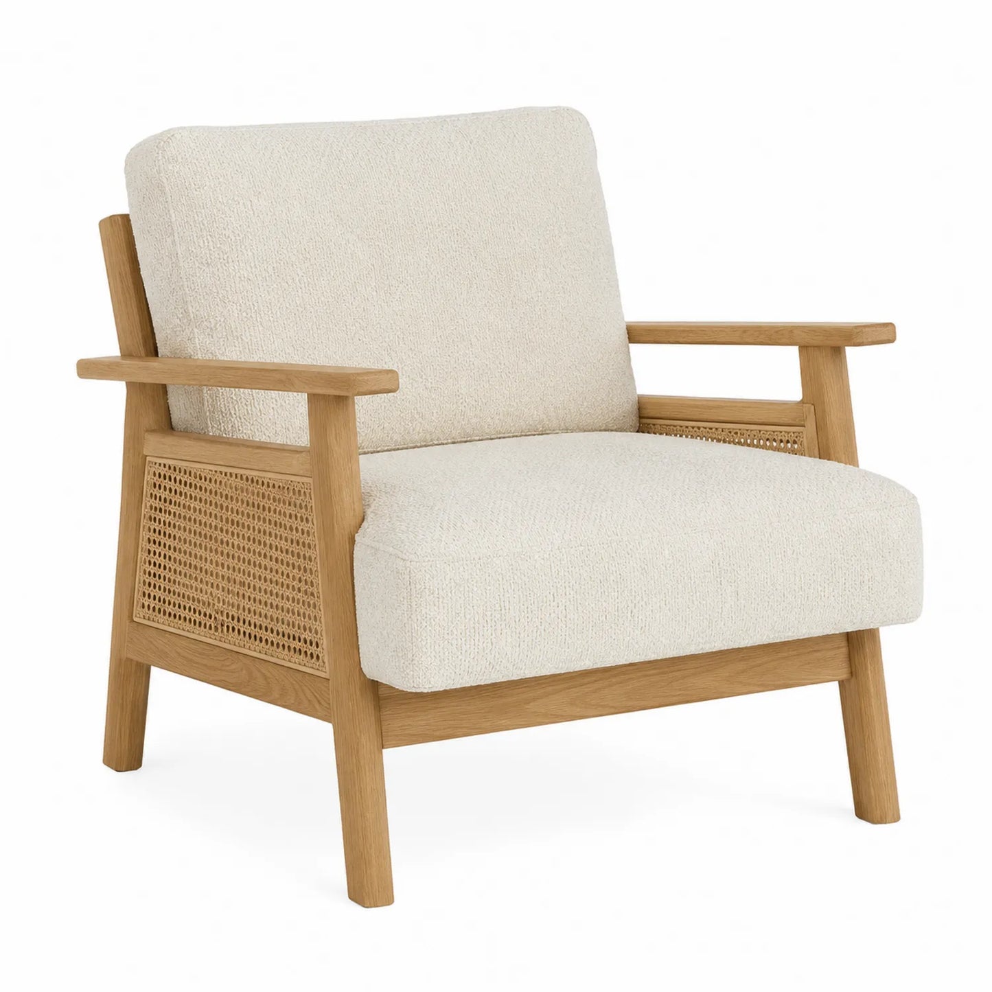 Silla tapizada en tela beige con estructura de madera y rejilla